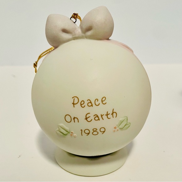 Precious Moments Ornament Peace On Earth Vintage Christmas Ornament - Picture 7 of 7